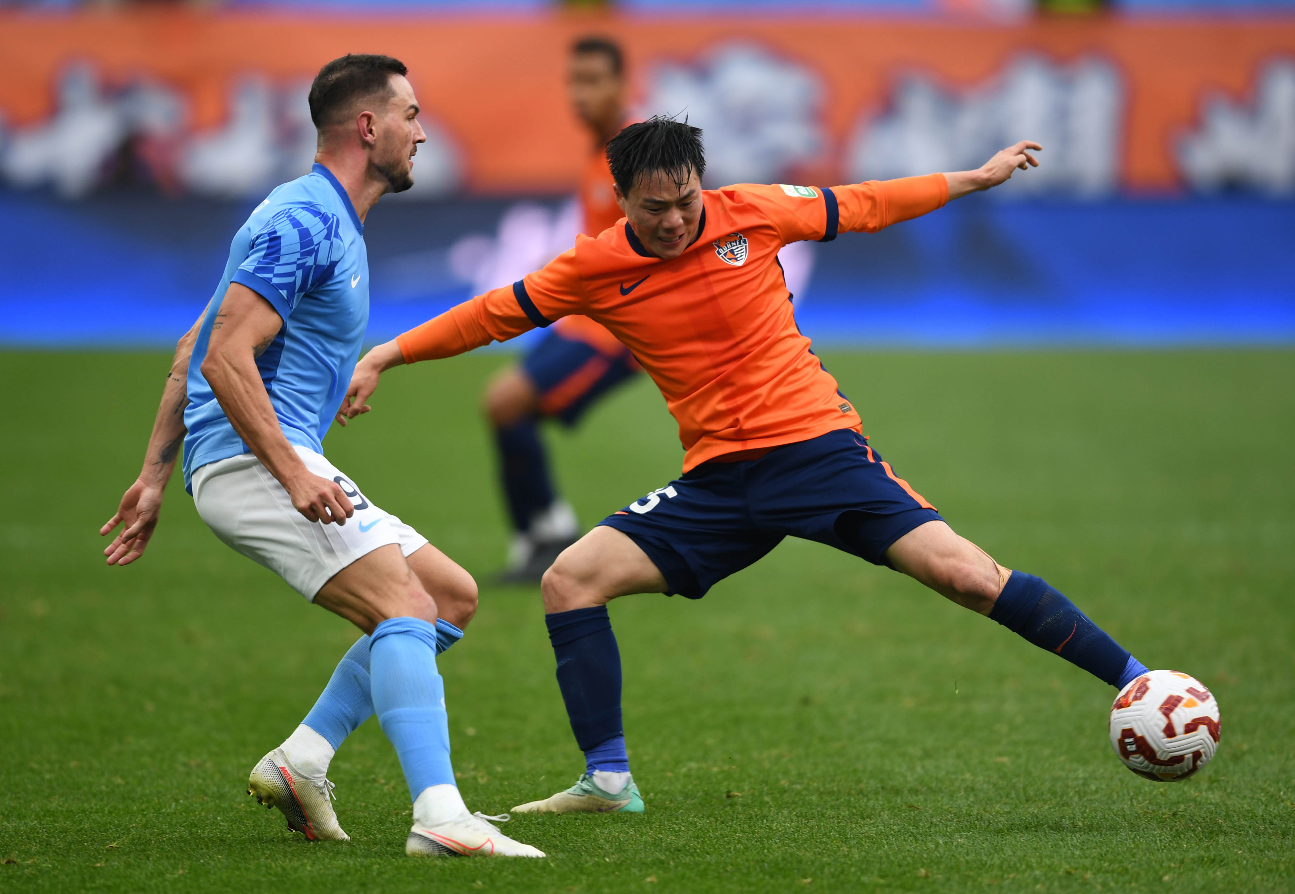 深圳队在激烈对抗中不敌山东队